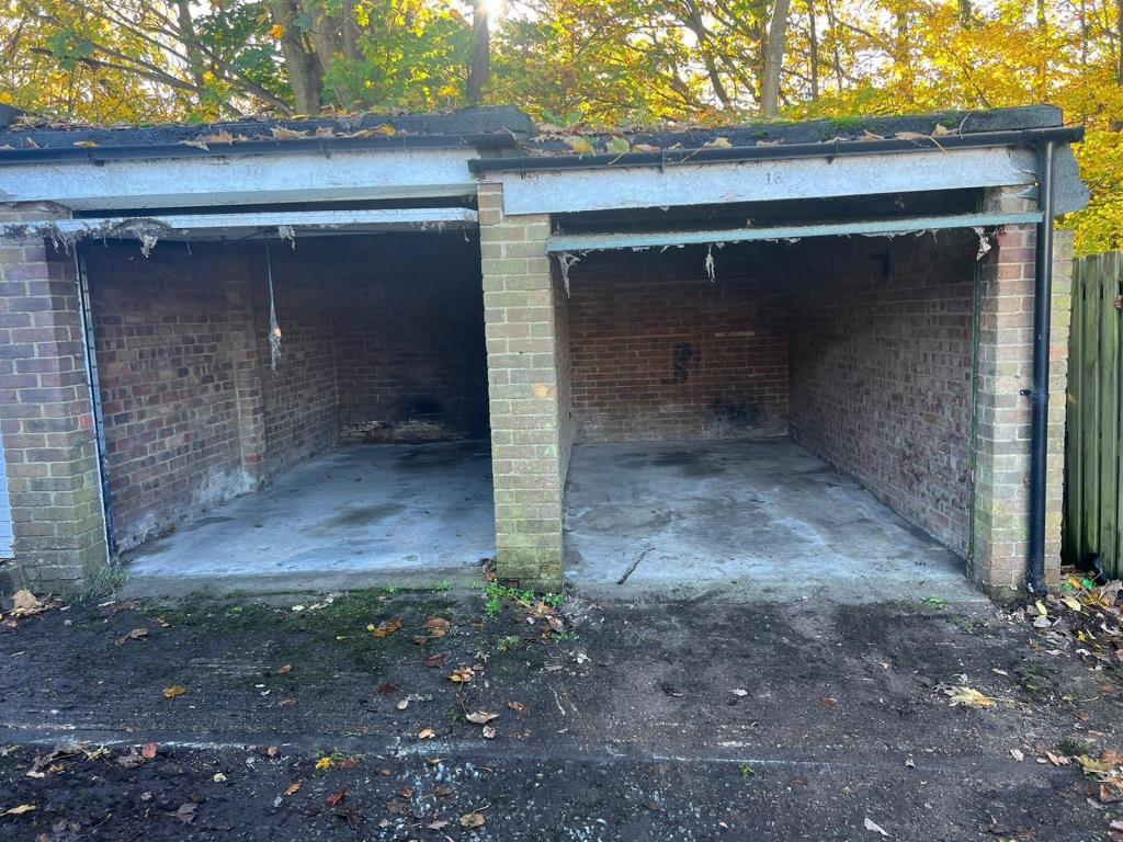 Lot: 87 - PAIR OF GARAGES - Up-to-date photo